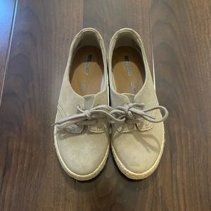 Clarks women’s beige tan suede tie espadrille sneakers loafer